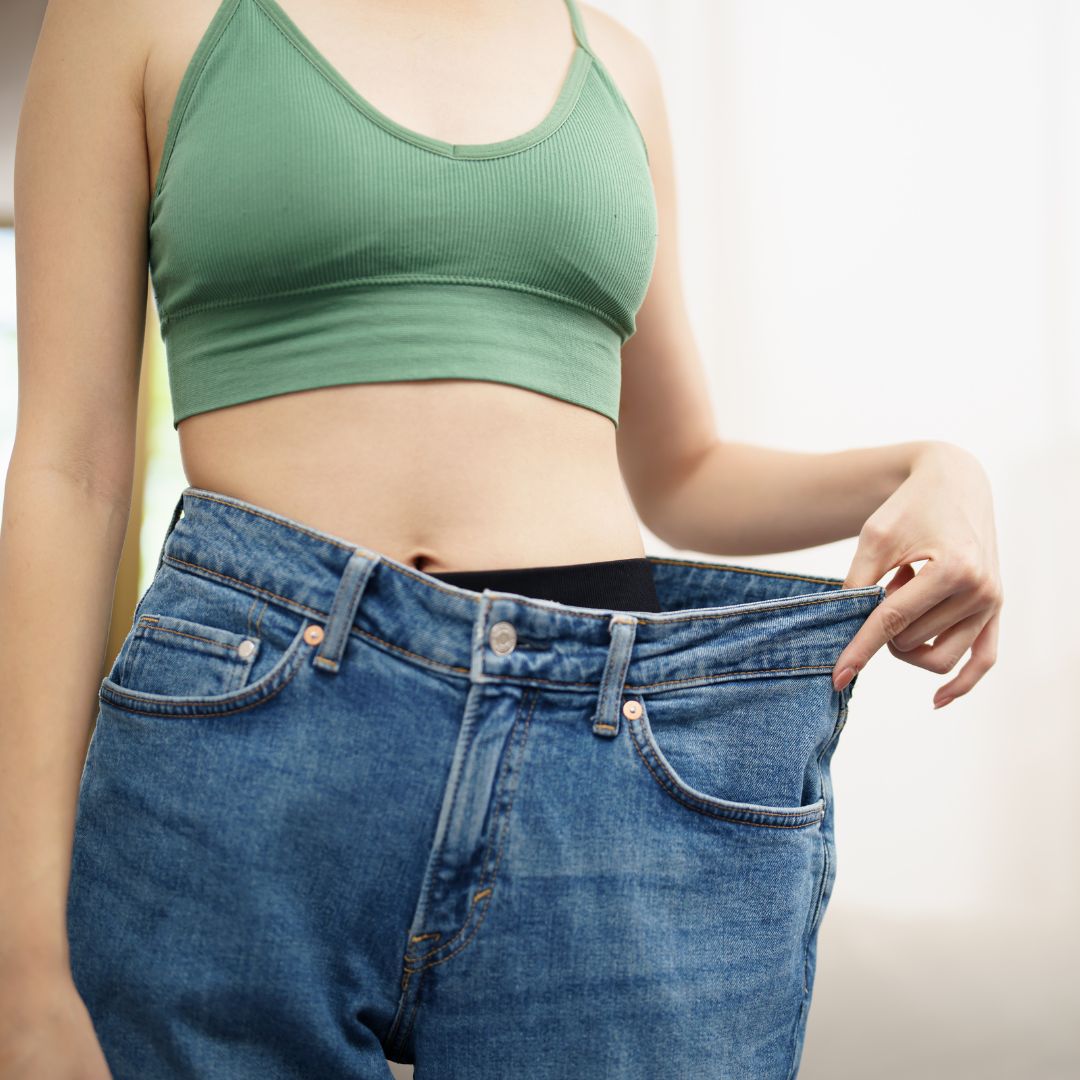 woman wearing oversized jeans
